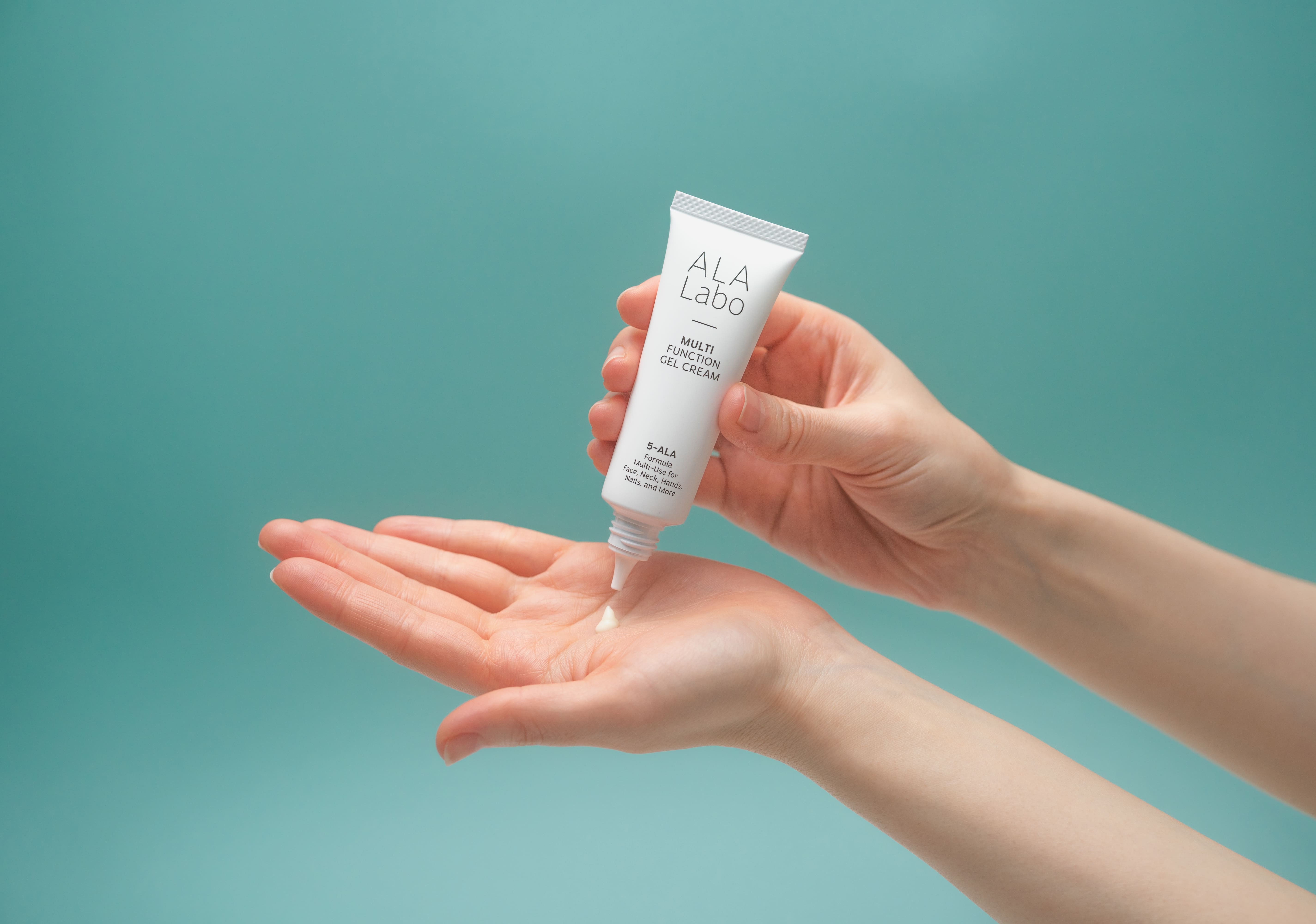 クリームを手のひらに出す画像