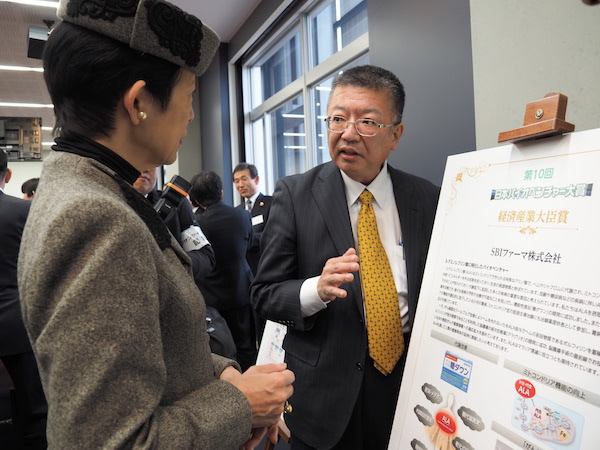 高円宮久子殿下にご説明する田中先生