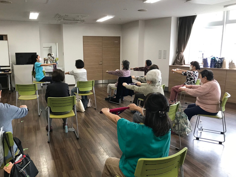 森口さんと椅子体操を楽しむ皆さんの写真